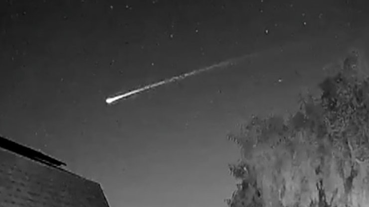 Вогняна куля в небі, метеорит, таємничий об'єкт, космічне сміття, нічне небо, атмосфера Землі, налякані люди