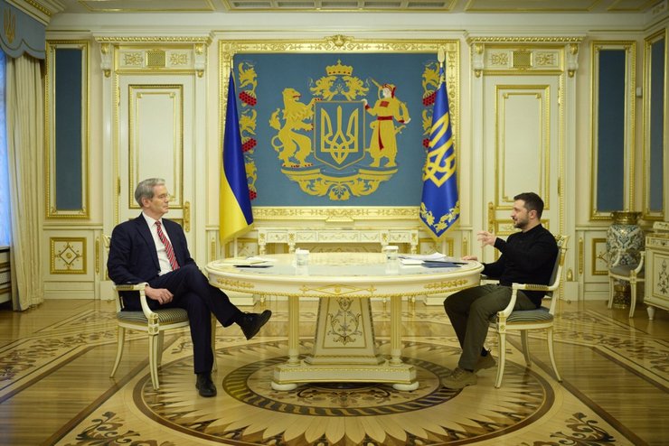 Скотт Бессент и Владимир Зеленский на встрече в Киеве в 2025 году