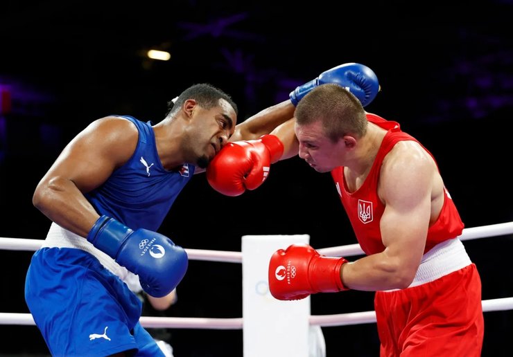 У вирішальному третьому раунді Олександр Хижняк розгромив кубинця Арлена Лопеса