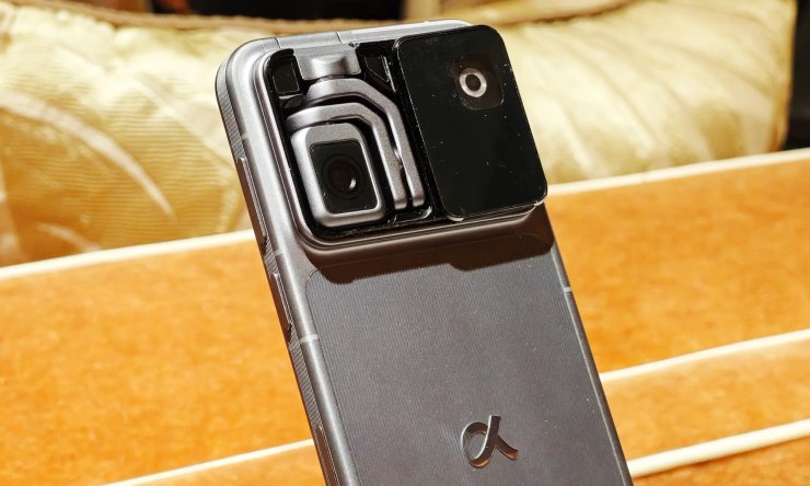 Прототип смартфона Honor Robot Phone со сложенной камерой