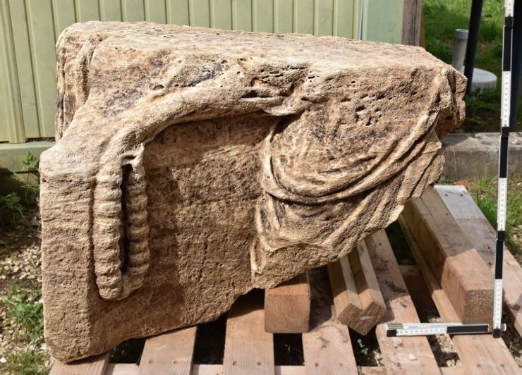 археологи, археологія, Німеччина, розкопки, Гехінгем, міфологія, різьблення, рельєфи, сцена, музей, знахідка, колона, артефакт, боги, пам’ятник