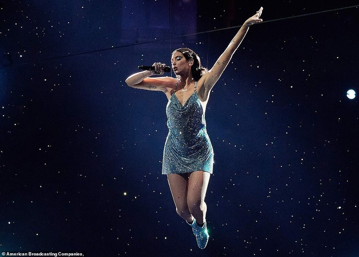 Выступление исполнительницы Дуа Липы