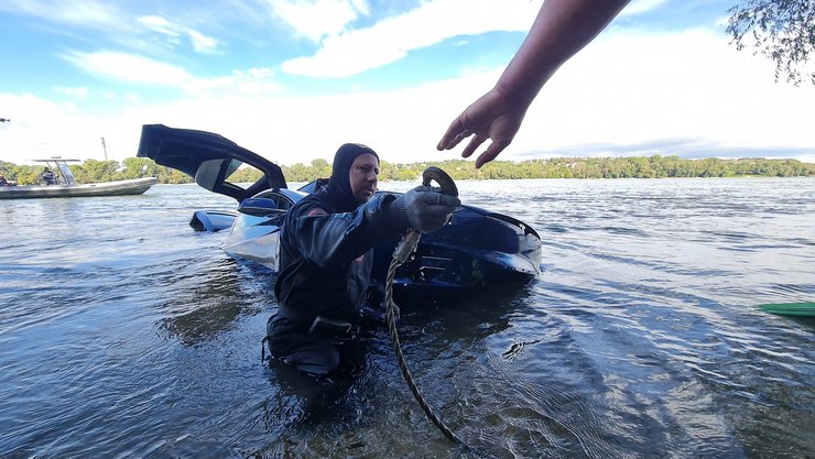 Tesla Model X достали из реки