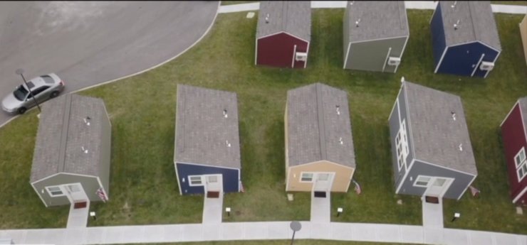 Супруги построили небольшую деревню, уникальная деревня, ремонт домов, аренда жилье, супруги продали дом, деревня на берегу моря