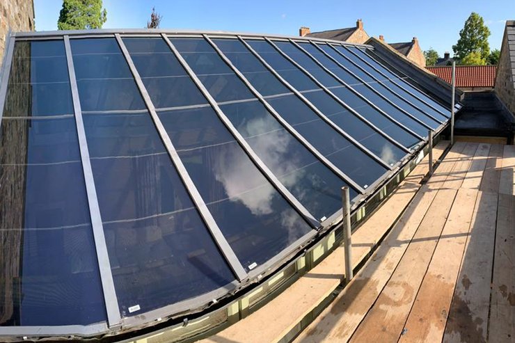 Прозрачные солнечные панели на крыше дома