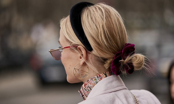 модные прически, обруч, массивный обруч, прически после карантина, фото