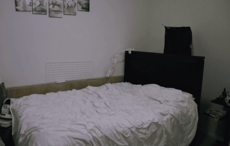 Женщина живет в гараже, крошечный домик, тесное помещение, недорогое жилье, переделали гараж, ремонт гаража, жилое помещение, спальня, кровать,