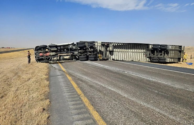 фура перевернулася Вантажівка з причепом лягла на бік та перегородила трасу