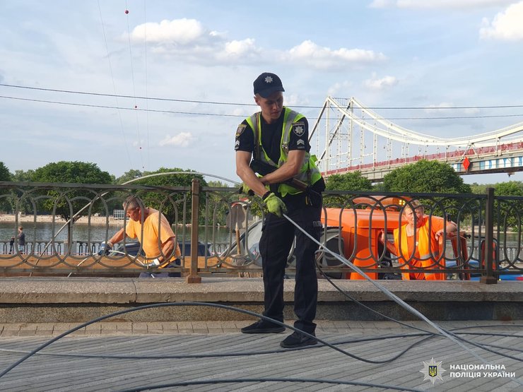 Поліціянти витягає трос з води після загибелі хлопця у Києві