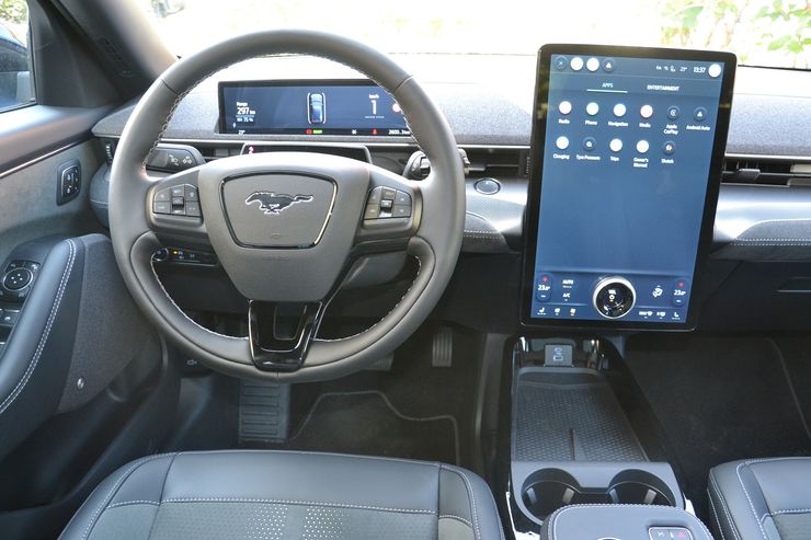 салон Ford Mustang Mach-E, новый Ford Mustang Mach-E, электромобиль Ford Mustang, кроссовер Ford Mustang