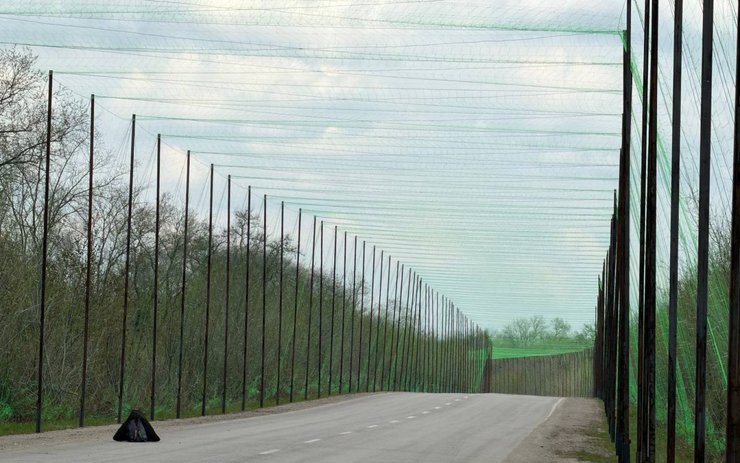 фото антидронових сеток, которыми начали затягивать дороги на Волыни (иллюстративное фото)