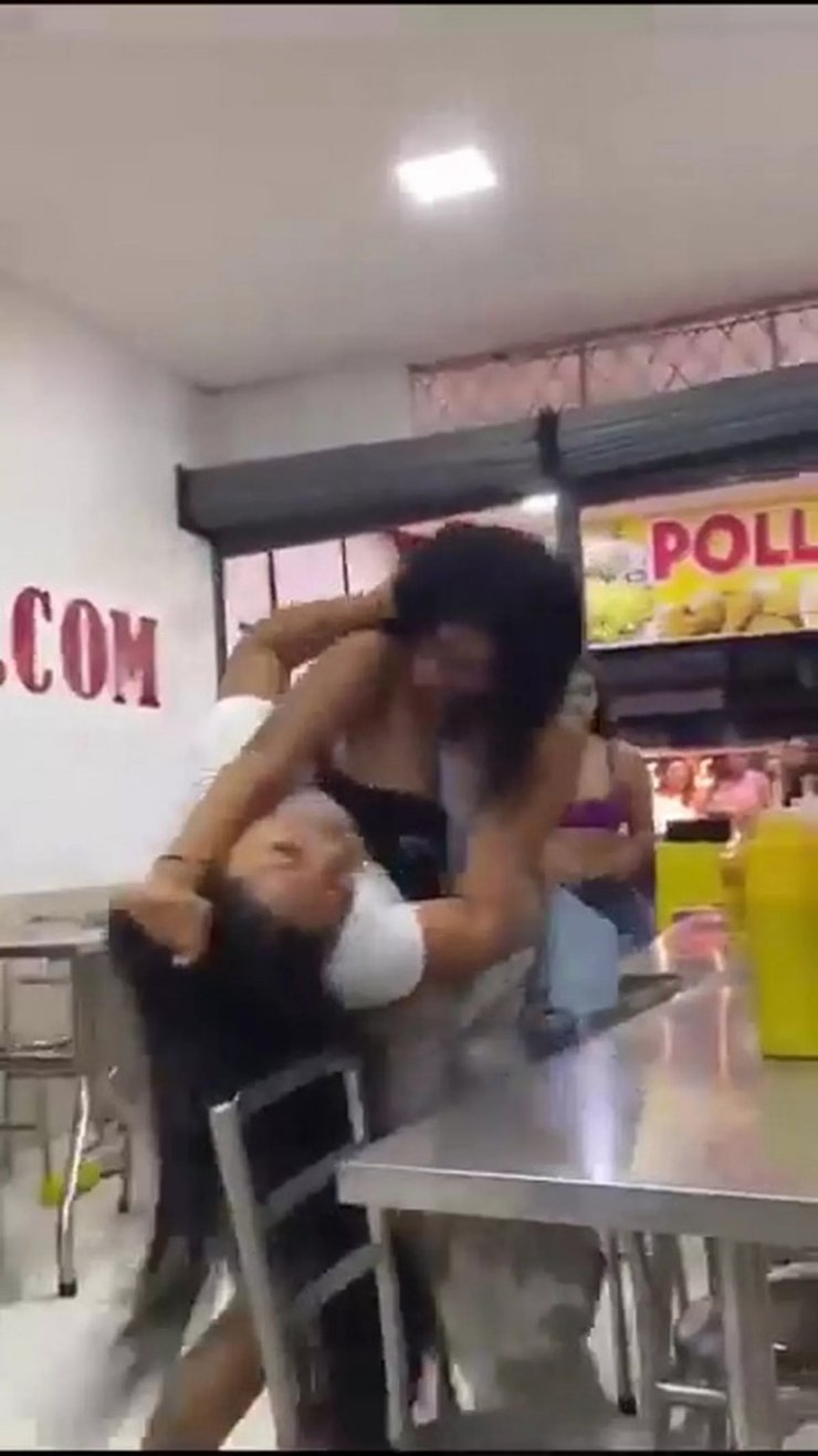 Бійка двох жінок через курячу ніжку