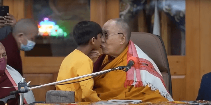 Далай-лама, хлопчик, поцілунок, язик