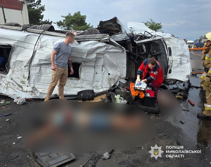 На Миколаївщині сталася смертельна ДТП за участі маршрутного мікроавтобуса та вантажівки.