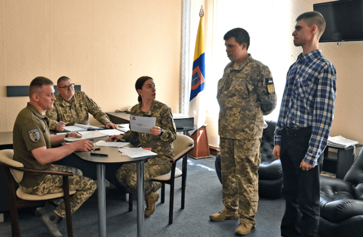 Якщо ТЦК відмовила у відстрочці, можна знову подати заяву і документи, кажуть юристи