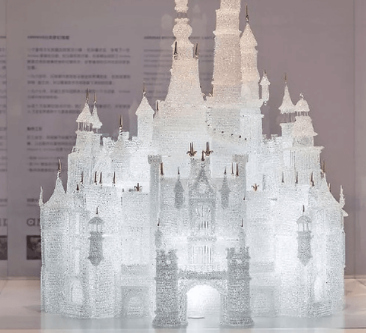 Стеклянная скульптура, замок Дисней, замок Золушки, играли в догонялки, дети бегали по музею, разбили скульптуру, стеклянный замок