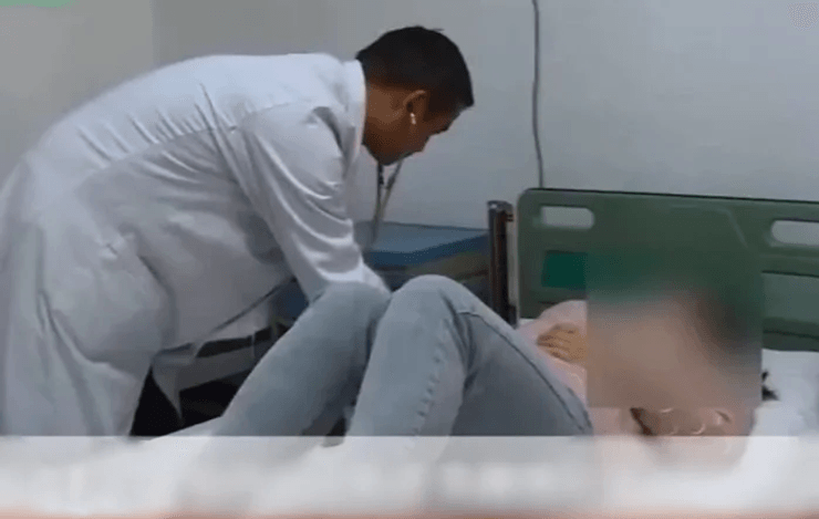 Женщина помогает ребенку, домашнее задание, сын, дети, семья, мама с сыном, не смогла помочь, попала в больницу, эмоции, высокое давление