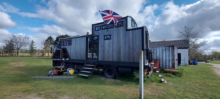 дом на колесах, автодом, грузовой вагон, товарный вагон