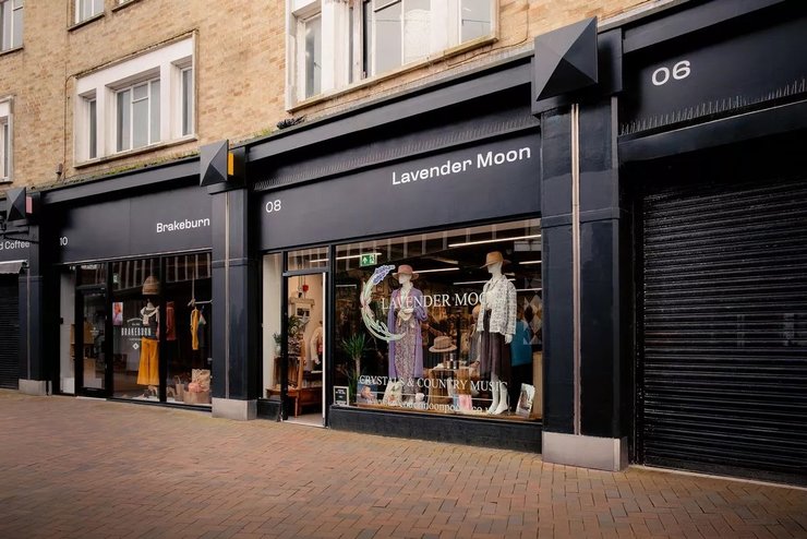 Бет нанимает небольшую команду для управления магазином