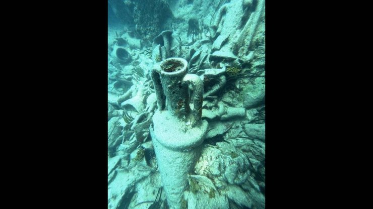 Древние амфоры с вином на месте кораблекрушения