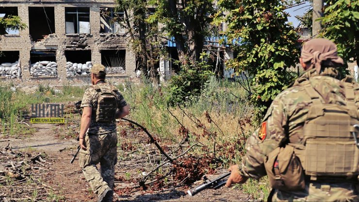 Украинские военные освобождают Нескучное