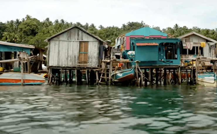 Старійшина племені баджао, село на острові, острівне плем'я, можуть плавати під водою, окуляри для пірнання, традиції племені