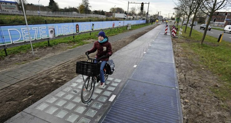 Велодорожка "SolaRoad" в Нидерландах состоит из бетонных модулей размером 2,5 на 3,5 метра каждый, встроенных солнечными панелями, покрытыми закаленным стеклом