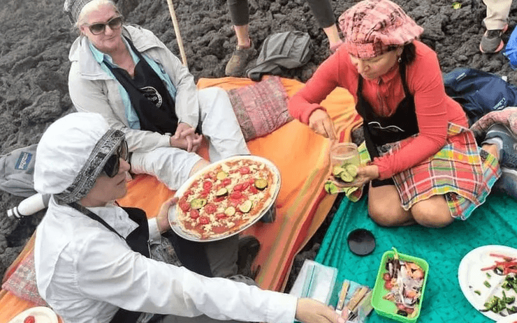 Діючий вулкан, вулкан у Гватемалі, піца, піцу готують на діючому вулкані, екзотична страва, піцу готують на розпеченій лаві