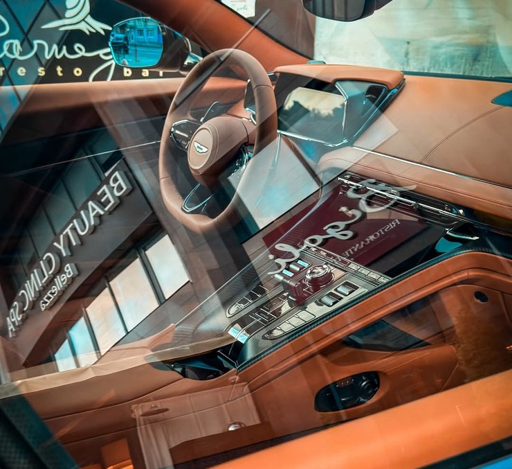 Салон Aston Martin DB12 S