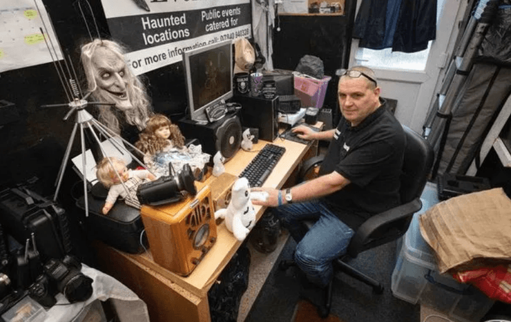 Чарли Харкер, кабинет, компьютер