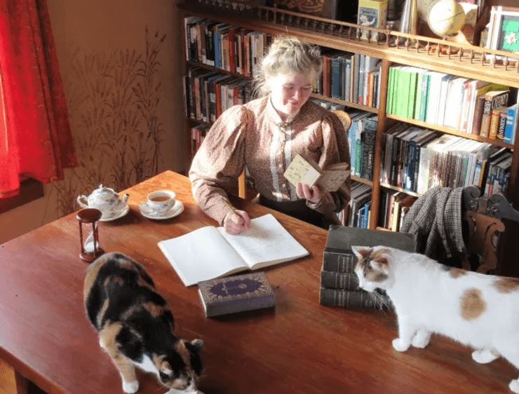 Миссис Крисмен в своей библиотеке