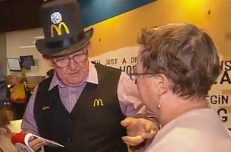 Пенсионер, мужчина, пошел работать в Макдональдс, McDonald's, стал любимцем посетителей, заскучал на пенсии, костюм,