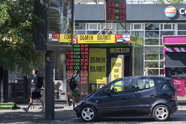 падіння гривні сьогодні, як впала гривня, гривня падає 2022, що буде з курсом гривні, що буде з гривнею найближчим часом, чи варто купувати долари та євро зараз, прогноз курсу долара на 2022 рік україна, чому зростає долар до гривні, девальвація національної валюти в Україні, курс долара в Україні,
