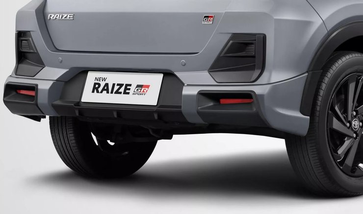 Авто имеет более массивные бамперы и диффузор