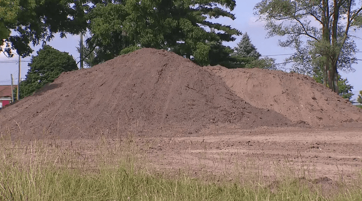 Строительство, грязная земля, экскаватор, земля с химикатами, засыпание ям, снос здания, суд, грязная почва, яма после сноса