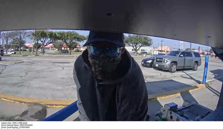 Мужчина ограбил охранника, ограбление, курьезное ограбление, снял штаны, банкомат, охранник, деньги, полиция, грабитель