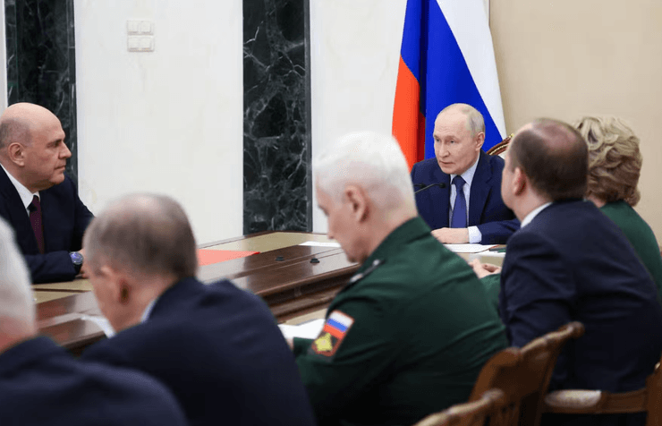 Путін дивно виглядав під  час наради у Кремлі