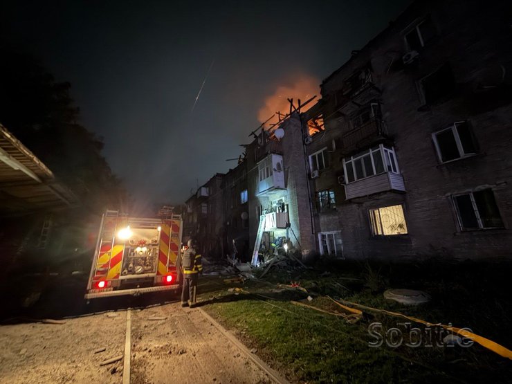 Російський дрон влучив у багатоповерхівку в Кам’янському, є поранені.