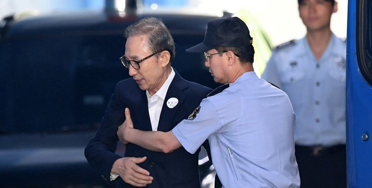 Ли Мён Бак, президент Южной Кореи, коррупция, арест