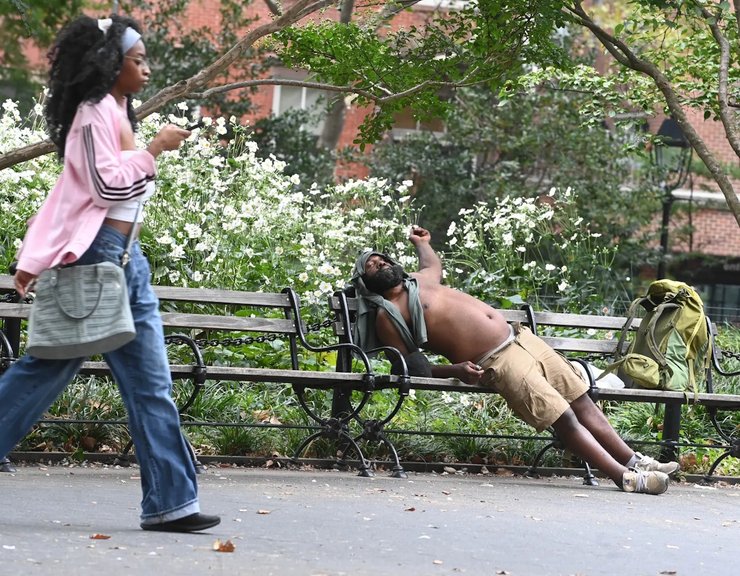 студентка и бродяга в парке