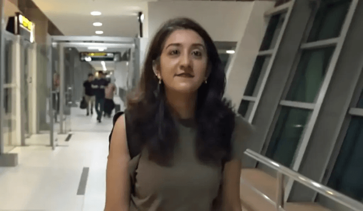 Женщина летает на работу на самолете, самолет, ежедневные перелеты, рейс, дешевле, чем квартира, сократить расходы, аренда жить, путь на работу