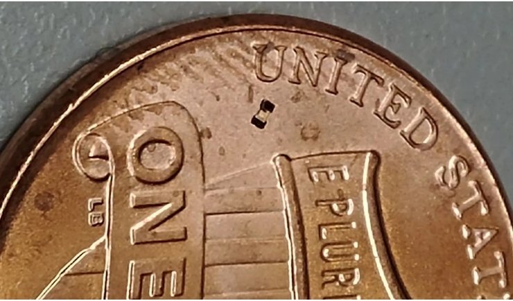 Робот лежит на монете под буквой «U». Фото: Purdue University/Georges Adam