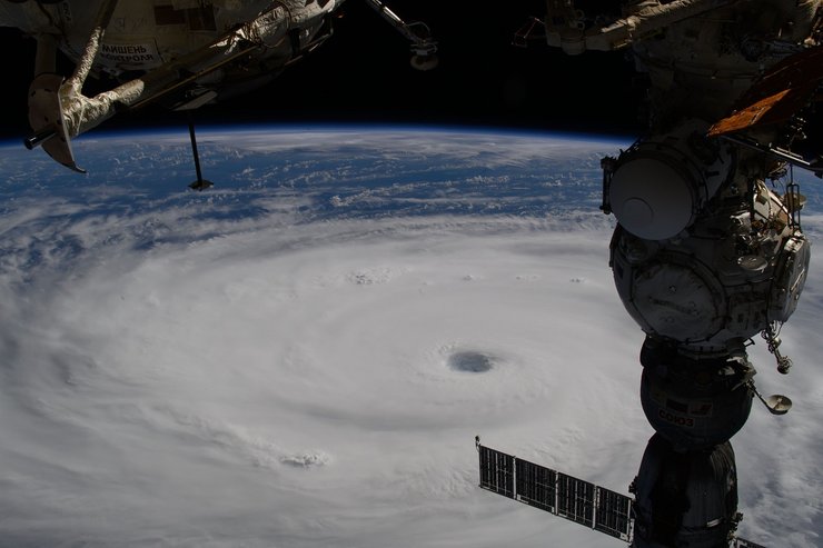 тайфун рагаса з космосу