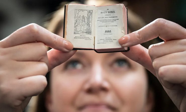 Райан Айзек, Библия, руки, фото