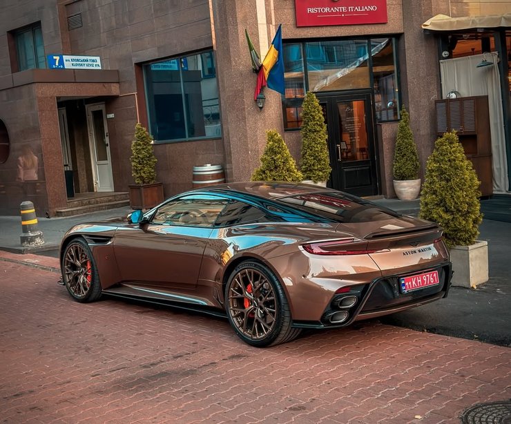 Aston Martin DB12 S
