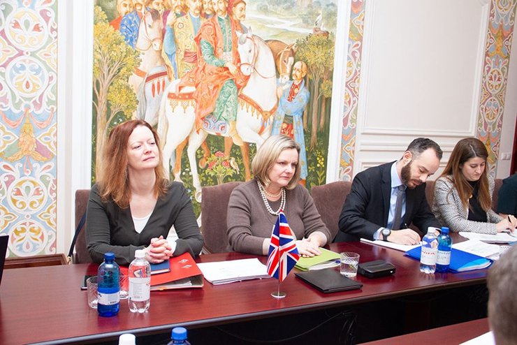 За столом переговоров