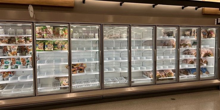 Порожні полиці. Напередодні Різдва Байдену довелося особисто виступати із запевненням населення в тому, що проблема з дефіцитом, який торкався до 18% товарів різних категорій, поступово вирішується.