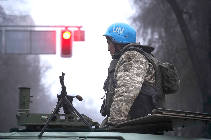 казахские военные в касках оон