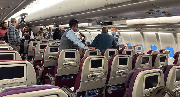 Скандал у літаку, незадоволений пасажир, захопив літак, взяв пасажирів у заручники, змусив розвернути літак, у повітрі