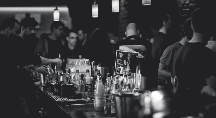 Бар, нічний клуб, тусовка, ніч у барі, випивка, дорогі напої, бармен,